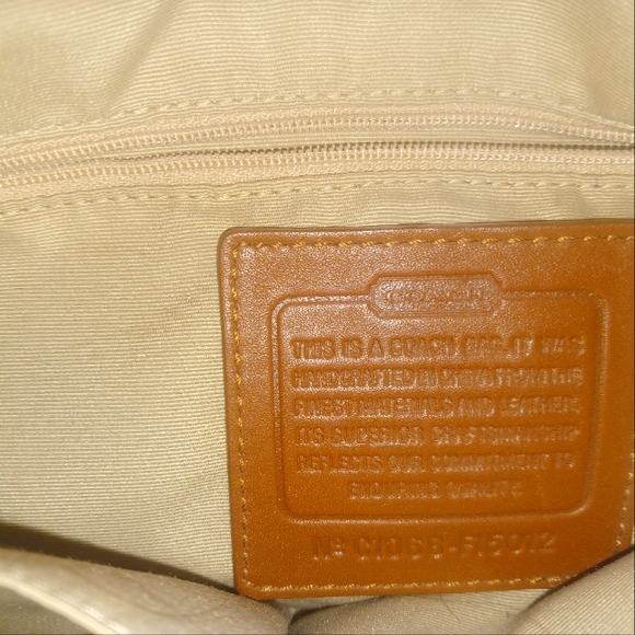 Small beige Coach purse - Picture 4 of 4